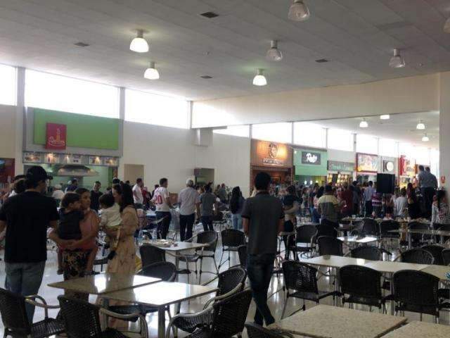 Ap&oacute;s discuss&atilde;o em shopping, homem atira 11 vezes e deixa jovem baleado 