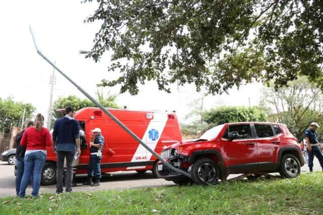 Motorista bate jipe em poste ap&oacute;s realizar &quot;manobras perigosas&quot;