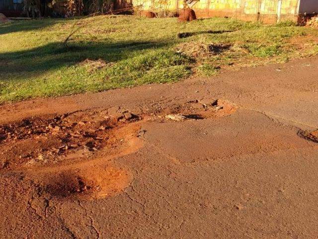 &quot;Pior rua do bairro&quot;: moradora reclama de buracos em via onde passam &ocirc;nibus