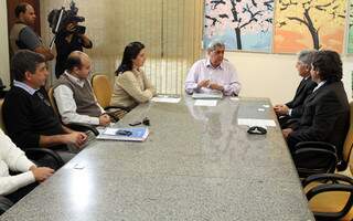 Representantes do grupo se reuniram nesta tarde com o governador André Puccinelli. (Foto: Divulgação)