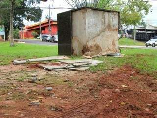Mármore que envolve monumento foi quebrado. (Foto: Marina Pacheco)