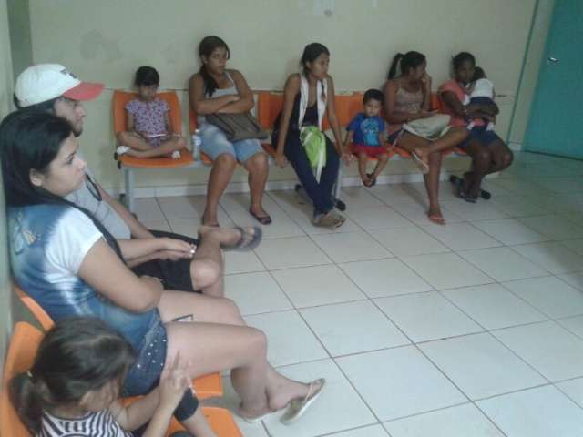 Tempo e gripe lotam postos, espera chega a 6h e demora irrita prefeito