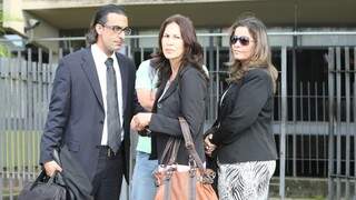 Mãe de Eliza (no meio) chega no Tribunal acompanhada de advogados. (Foto: Flávio Tavares/Hoje em Dia)