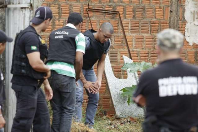 Pol&iacute;cia prende funcion&aacute;rio que colocou placas no carro de Erlon Bernal