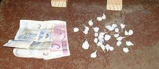 Droga e dinheiro apreendido com Elenir. (Foto: Divulgação)