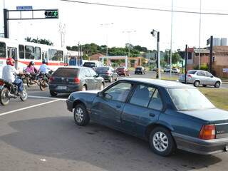 Veículo aguardando para acessar avenida Duque de Caxias (Foto: Minamar Junior)