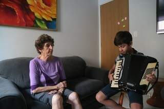 Garoto foi aprender para tocar, de surpresa, &quot;Parabéns Gaúcho&quot; para avó. (Foto: Fernando Antunes)
