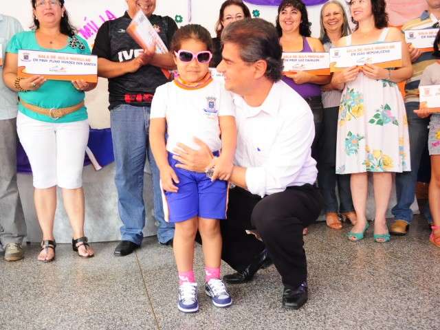 Prefeito inaugura 72 novos laborat&oacute;rios de Ci&ecirc;ncias e apresenta novo uniforme