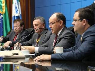 Deputados Maurício Picarelli, Junior Mochi e Márcio Fernandes, durante sessão (Foto: Victor Chileno/ALMS)