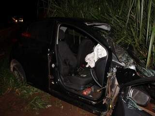 Carro conduzido por jovem de 20 anos ficou destruído (Foto: Alvorada Informa)