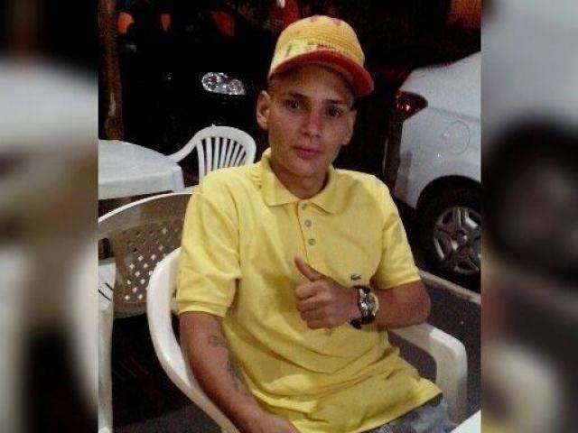 Colis&atilde;o entre moto e caminhonete mata jovem de 22 anos durante chuva