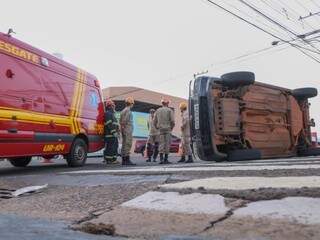 Três equipes do Corpo de Bombeiros foram acionadas para atender as vítimas do acidente  (Foto: Marcos Maluf)