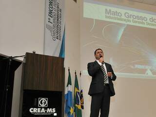 Sérgio Longen, presidente da Fiems, faz palestra em encontro do Crea-MS. (Foto: Divulgação/Fiems)
