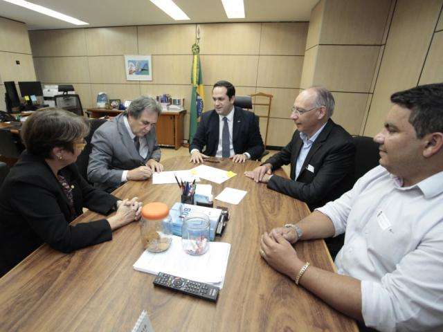 Ministro assina autoriza&ccedil;&atilde;o instala&ccedil;&atilde;o de curso de Medicina na fronteira