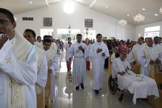 Os padres renovam as promessas do dia da ordenação. 