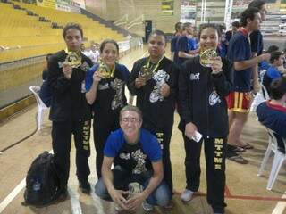 Sílvia, Fernanda, Suzi (Bronze), Ana e o técnico Renildo, MS consquistou 16 medalhas de ouro (Foto: Divulgação)