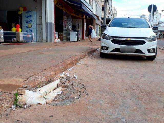 Mesmo com placa, motoristas continuam estacionando em cal&ccedil;adas na 14