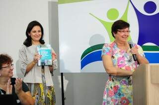Secretária Nacional de Assistência Social, Denise Colin (E) mostra cartilha ao lado da titular da Setas, Tânia Garib(Foto: Luciano Muta)