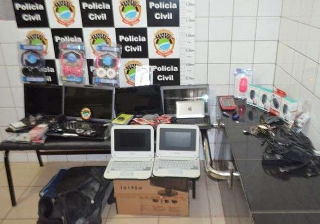 Pol&iacute;cia apreende dois menores que roubaram diversos objetos de loja