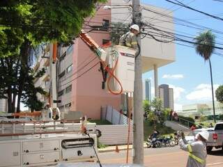 Funcionários da Enersul trabalham para restabelecimento. (Foto: Simão Nogueira)