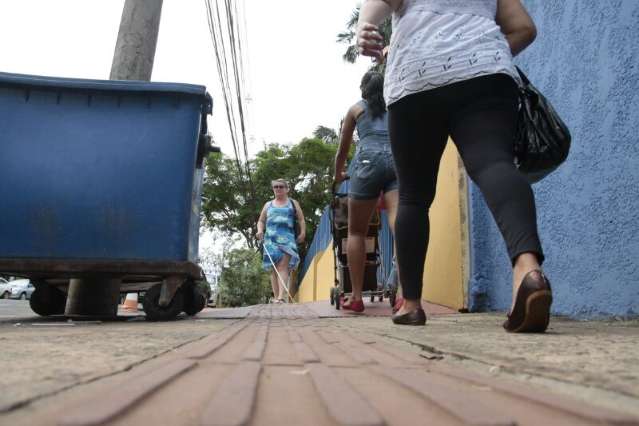  Pisos t&aacute;teis irregulares viram obst&aacute;culos para deficientes visuais