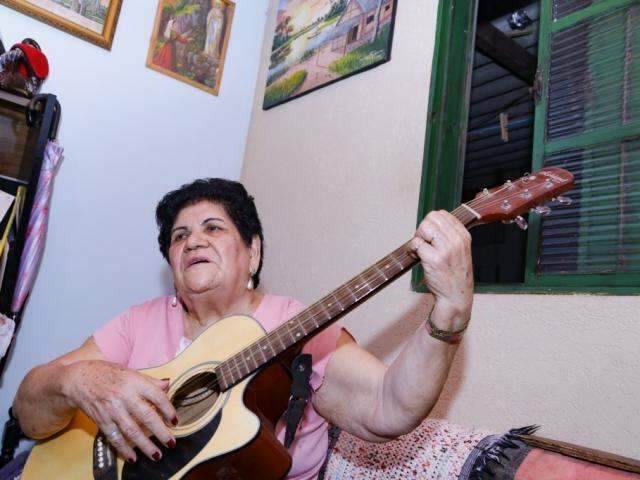 Desolinda fugiu para n&atilde;o ser freira e hoje aprende viol&atilde;o para continuar feliz