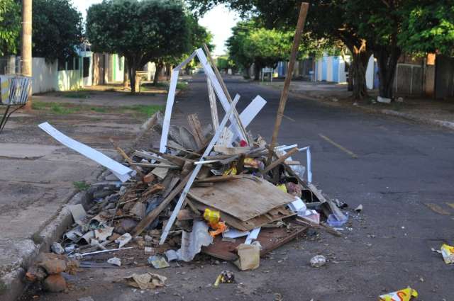 Sem aterro, ca&ccedil;ambeiros abandonam monte de sujeira em rua de bairro