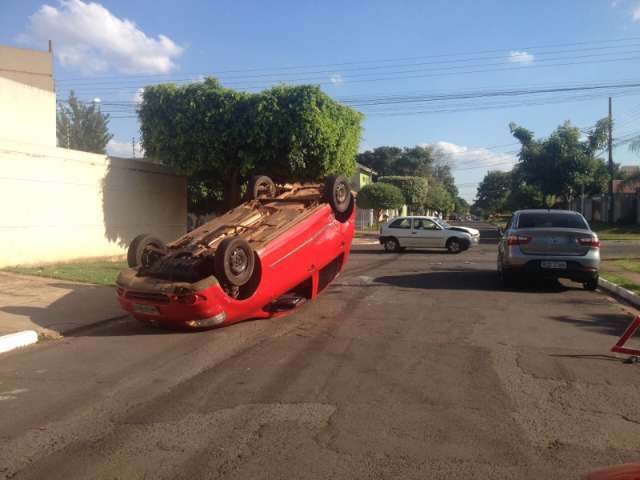 Carro capota ap&oacute;s acidente com tr&ecirc;s ve&iacute;culos em  bairro &ldquo;tranquilo&rdquo;