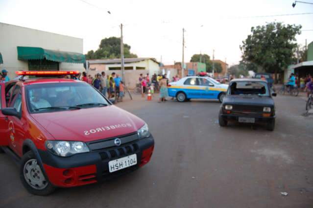  Mulher tem ferimentos graves ao ser lan&ccedil;ada contra p&aacute;ra-brisa de Fiat 147