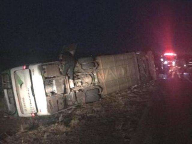 Sete pessoas ficam feridas ap&oacute;s &ocirc;nibus tombar na BR-163 