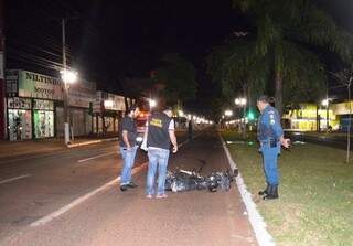 Motociclista seguia pela Rua Aquidauana e foi atropelado ao cruzar a Marcelino Pires (Foto: Sidney Bronka/94 FM)