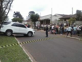 Veículo ficou sobre canteiro após execução na fronteira com o Paraguai (Foto: Brasiguaionews)