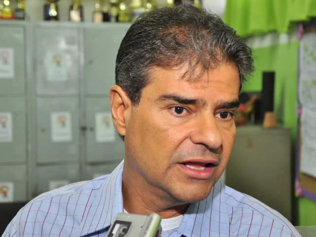  Prefeito promete cortar ponto de m&eacute;dicos faltosos em postos de sa&uacute;de