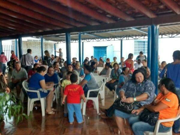 Sem previs&atilde;o de receber 13&ordm;, terceirizados de postos de sa&uacute;de param novamente