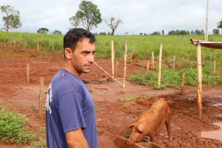 Durval Pereira Lopes chegou a desistir da propriedade duas vezes, mas agora investiu na criação de porcos e tem como clientes os próprios assentados. (Foto: Fernando Antunes)