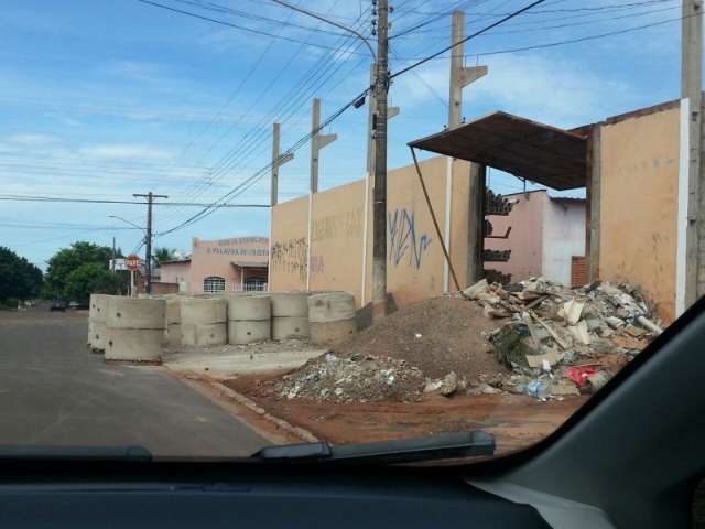 Dep&oacute;sito usa cal&ccedil;ada para estocar manilha e entulhos no bairro Santa Luzia