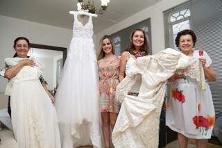 Fátima, Bruna e Nena: geração de filhas e agora, a neta, que se casa com vestidos feitos pela vó Dora. (Foto: Marcos Ermínio)