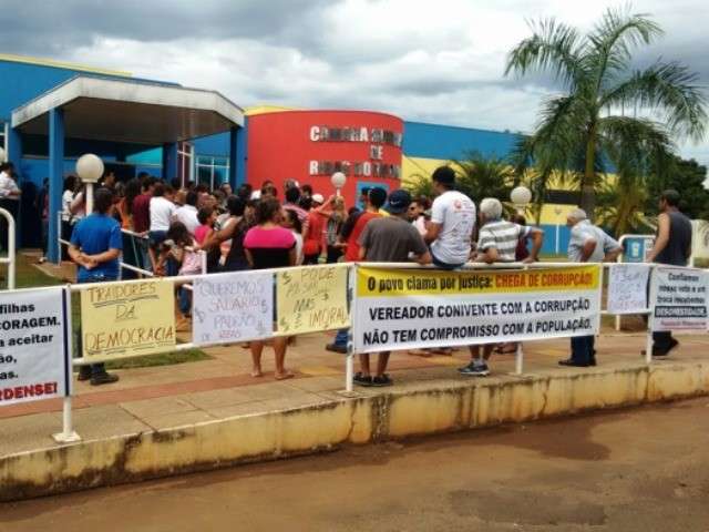 Moradores protestam contra aumento de sal&aacute;rio de prefeito e vereadores