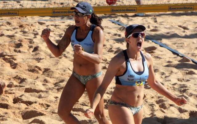 Dupla feminina faz dobradinha e leva t&iacute;tulo de circuito de v&ocirc;lei na Capital
