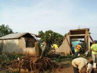 Foram muros derrubados em casas e comércios e hoje continua a distribuição de lonas, até que a chegada de telhas.(Foto: CaarapóNews)