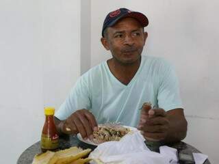 Cliente do restaurante do Felipe há três anos, Vilson dos Santos, de 58 anos, não troca o lugar por nada. (Foto: Kísie Ainoã)