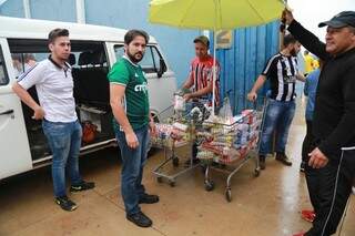 Equipe do FAC, no portão de entrada do estádio, arrecadando alimentos para famílias carentes de Campo Grande (Foto: Marcos Ermínio)
