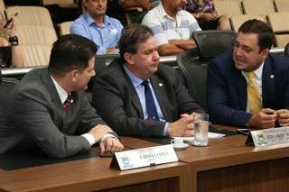 Deputados do PMDB: Renato Câmara, Eduardo Rocha, líder do partido na Assembleia, e Marcio Fernandes. (Foto: Roberto Higa e Victor Chileno/ALMS)
