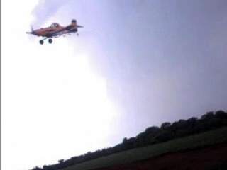 Imagem de avião pulverizando veneno próximo a uma área indígena (Foto: Divulgação)