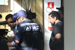 Os policiais e fiscais do Anac procuraram peças furtadas  e documentos (Foto: Marcos Ermínio)