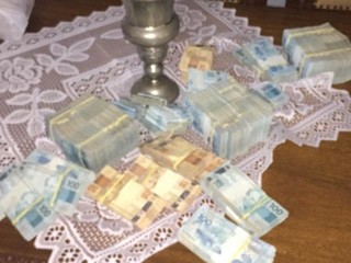 Notas de R$ 50 e R$ 100 foram apreendidas (Foto: divulgação / PF) 