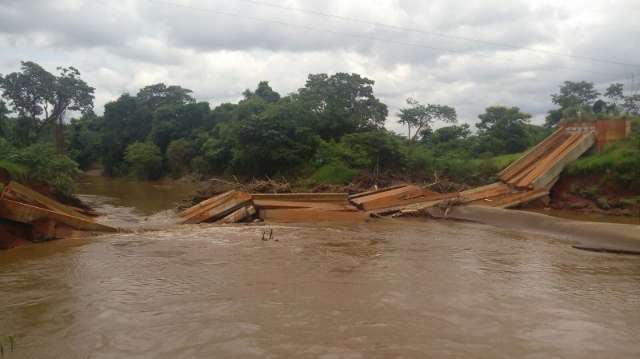 Destro&ccedil;os de ponte que caiu podem danificar leito do rio e outras pontes