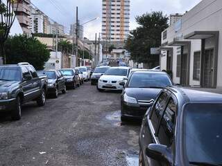 Exemplo de como ficam as ruas laterais, tomadas de carros. No local, segundo o comerciante, não há rotatividade nas vagas. (Foto: João Garrigó)
