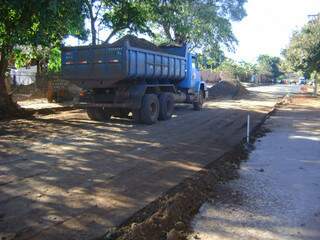 Funcionários da prefeitura trabalhando no bairro. (Fotos: Repórter News) 