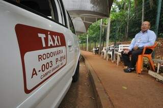 Taxistas preferem pagamento em dinheiro para ter descontos usando máquina de cartão. (Foto: Alcides Neto)